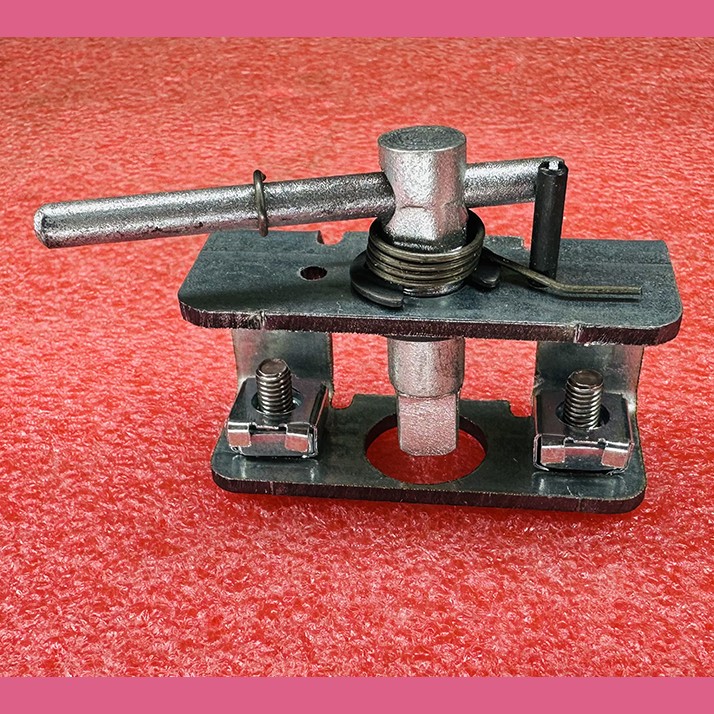 Замок аварийного открывания правый ЛЛТ 60мм (нового образца) МЭЛ